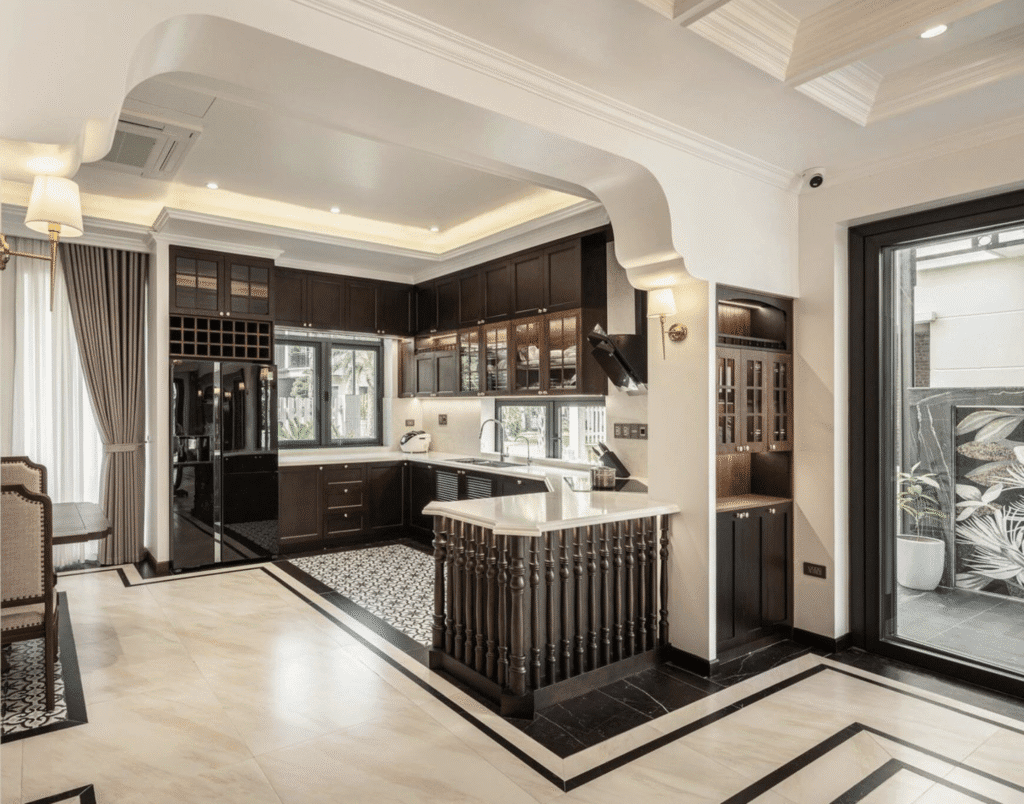 Mẫu tủ bếp chữ U sang trọng với quầy bar và không gian lưu trữ rộng lớn cho biệt thự