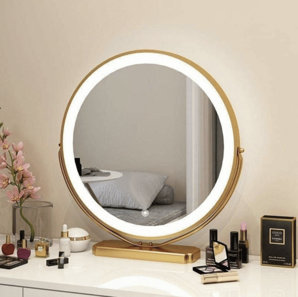 Góc bàn phấn sang trọng với hệ thống đèn LED âm gương cảm ứng thông minh