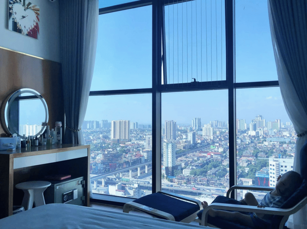 Căn hộ chung cư tầng cao với cửa kính lớn đón nắng gắt cần giải pháp chống nóng hiệu quả