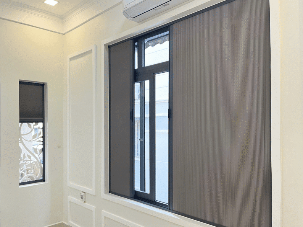 Rèm tổ ong gắn trên cửa kính giúp ngăn chặn bức xạ nhiệt cho phòng khách chung cư