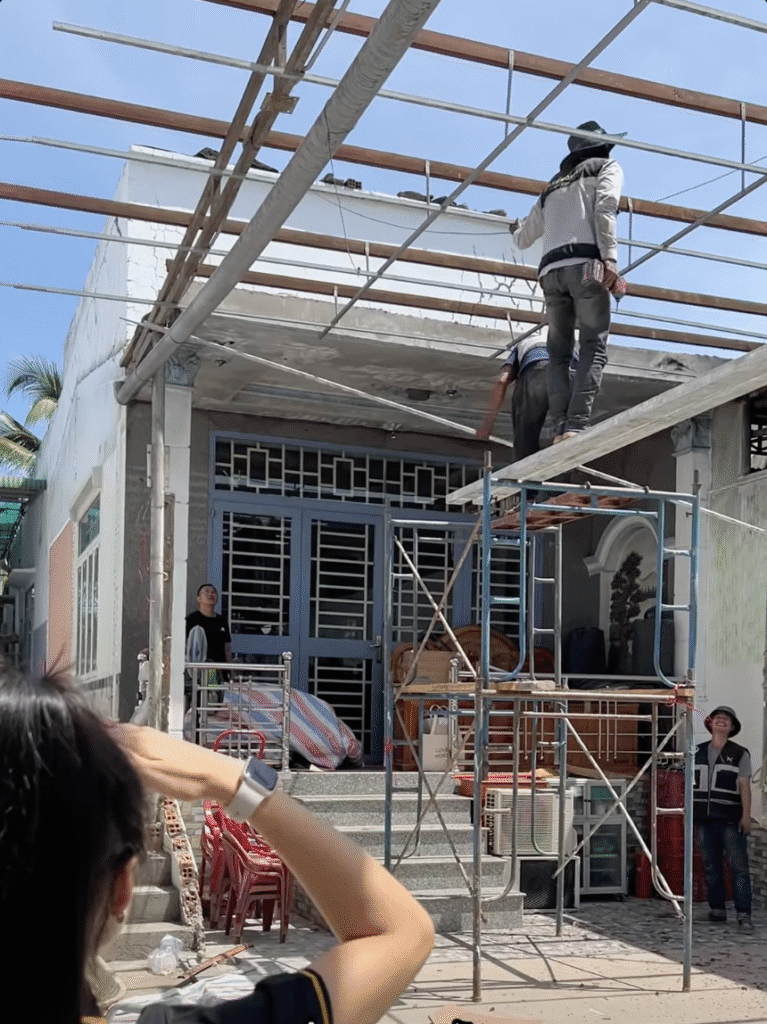 Kỹ sư Nplus Concept đang kiểm tra đối chiếu bản vẽ kỹ thuật thi công với hiện trạng thực tế tại công trường