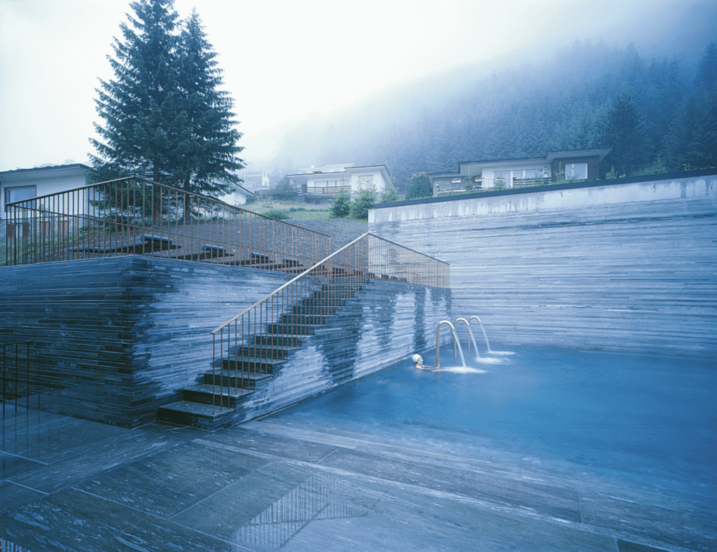 Không gian hồ bơi suối nước nóng Therme Vals với tường đá Quartzite và ánh sáng huyền bí