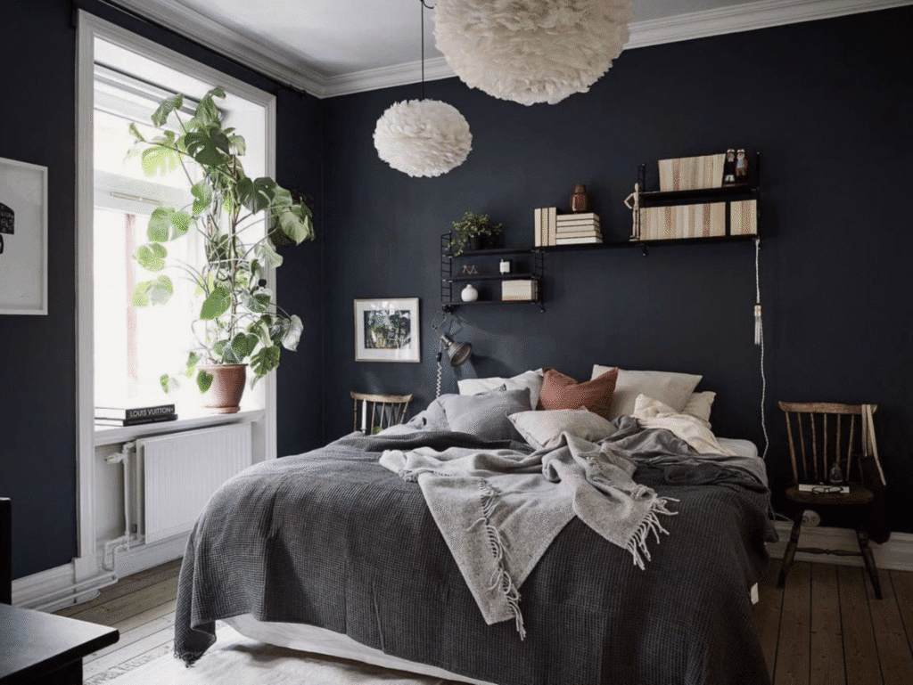 Thiết kế phòng ngủ phong cách Bắc Âu trầm (Dark Scandi) mang lại cảm giác thư giãn và giấc ngủ sâu