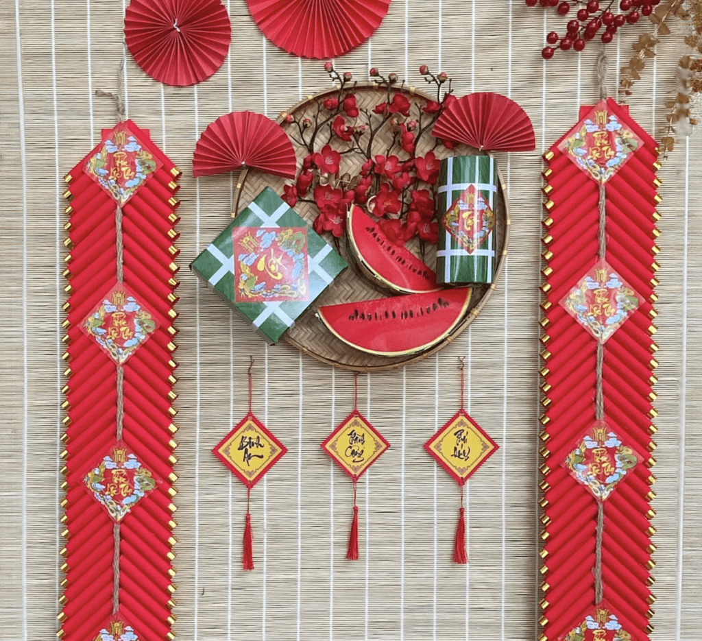Đồ trang trí handmade pháo đỏ treo trên khung gỗ Tần bì Nplus Concept độc đáo.