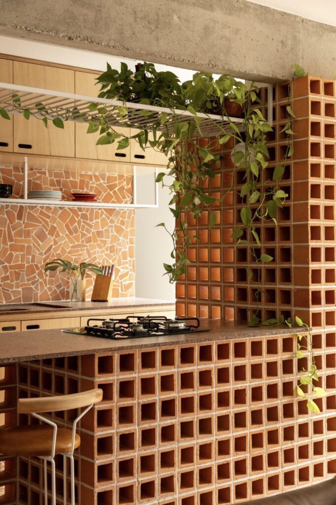 Bán đảo bếp của căn hộ São Paulo được xây dựng xung quanh các khối cobogó