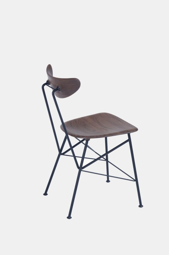 Prostoria đã thiết kế đồ nội thất dựa trên tác phẩm của Vjenceslav Richter, bao gồm cả ghế làm việc VR51