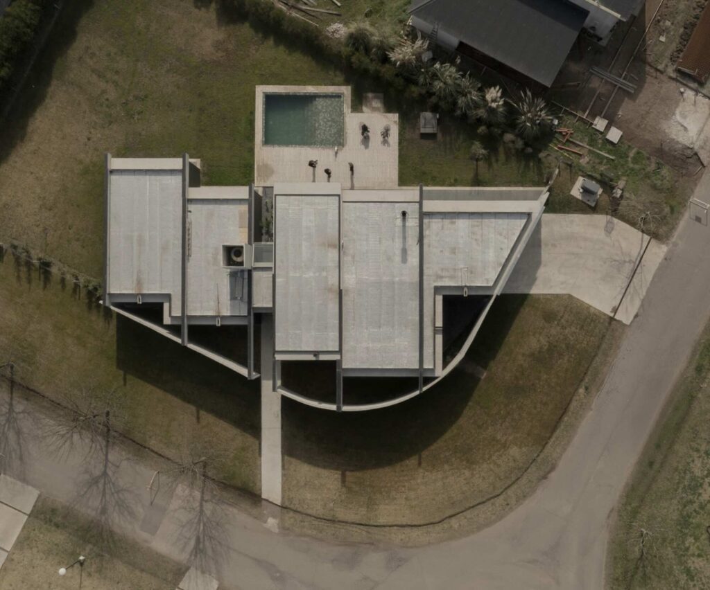 Además Arquitectura đã xây một bức tường bê tông bao quanh một ngôi nhà ở Argentina