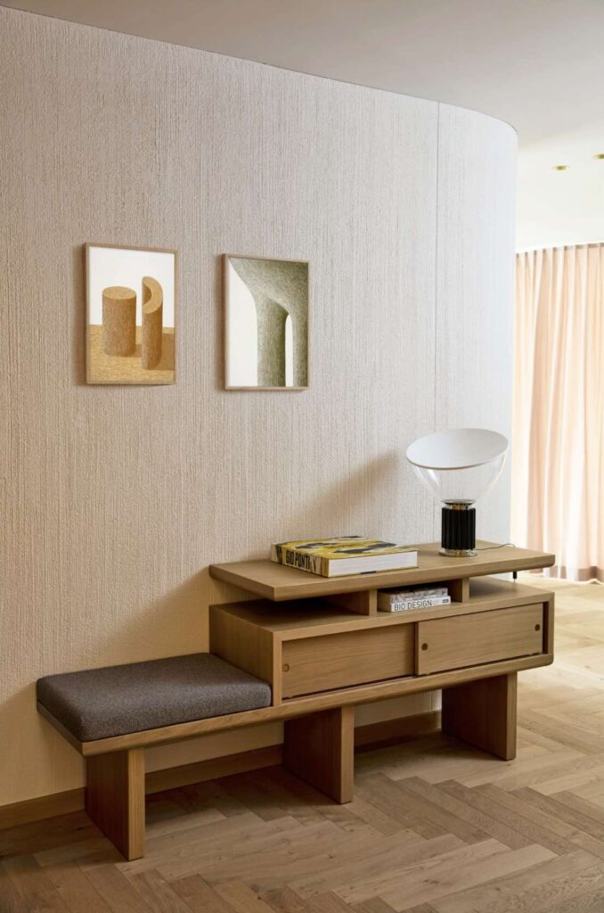 Các căn hộ được trang trí bằng một số tác phẩm nghệ thuật và đồ nội thất do chính Urquiola sáng tạo