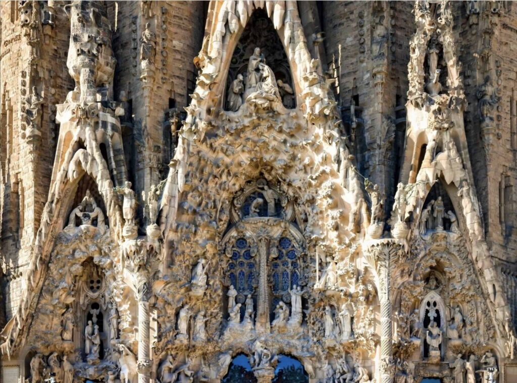 Nhà thờ Sagrada Familia - Kiệt tác chưa hoàn tất của Antoni Gaudí
