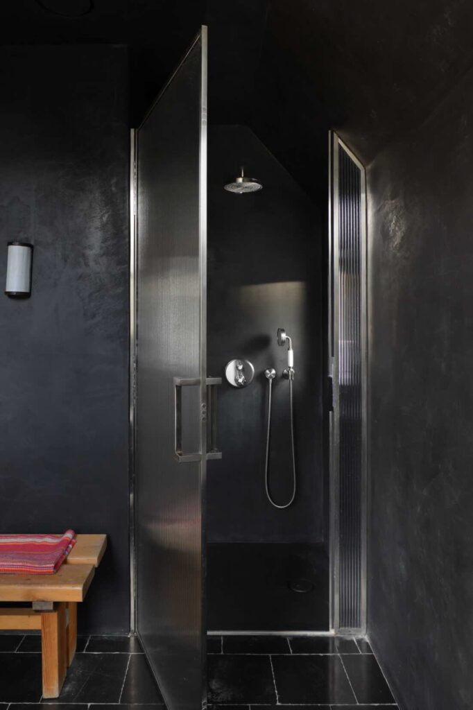 Phòng tắm trát vôi đen theo tiêu chuẩn Passivhaus Hampstead
Vữa chống thấm truyền thống của Ma-rốc được sử dụng trong các phòng tắm.