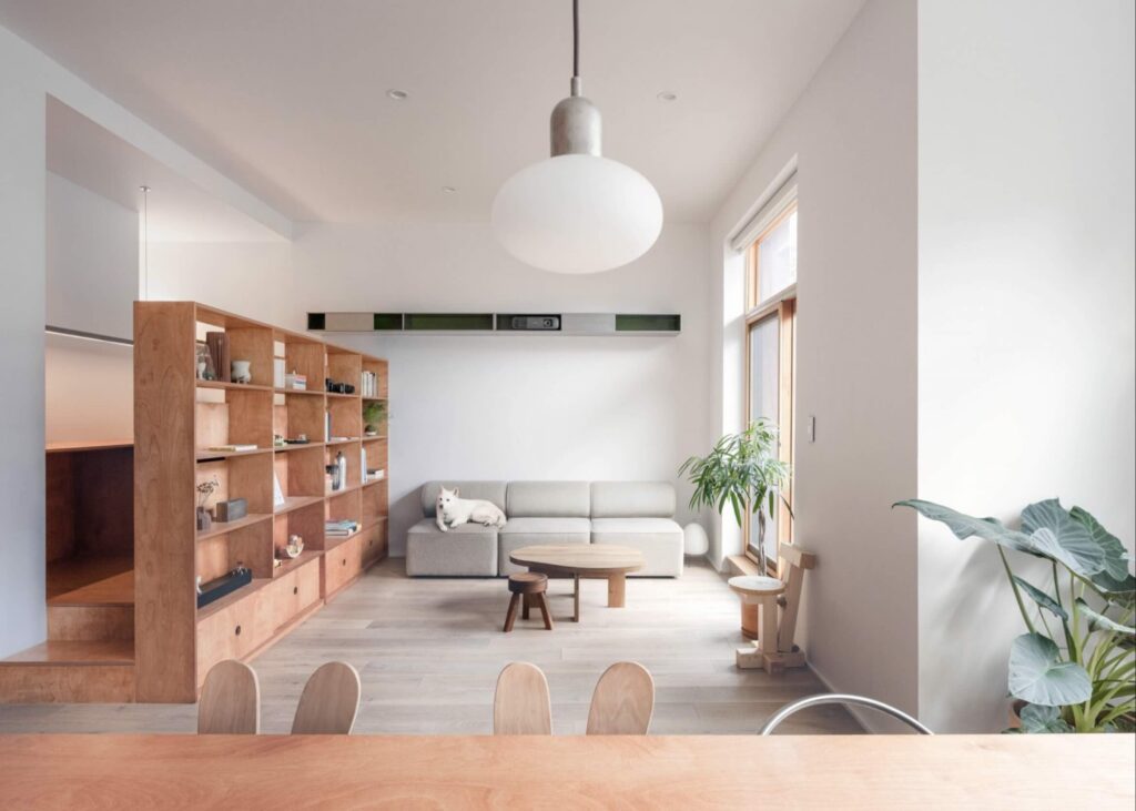 Căn hộ hai tầng ở Brooklyn được cải tạo bằng ván ép bạch dương nhuộm màu và thép không gỉ.