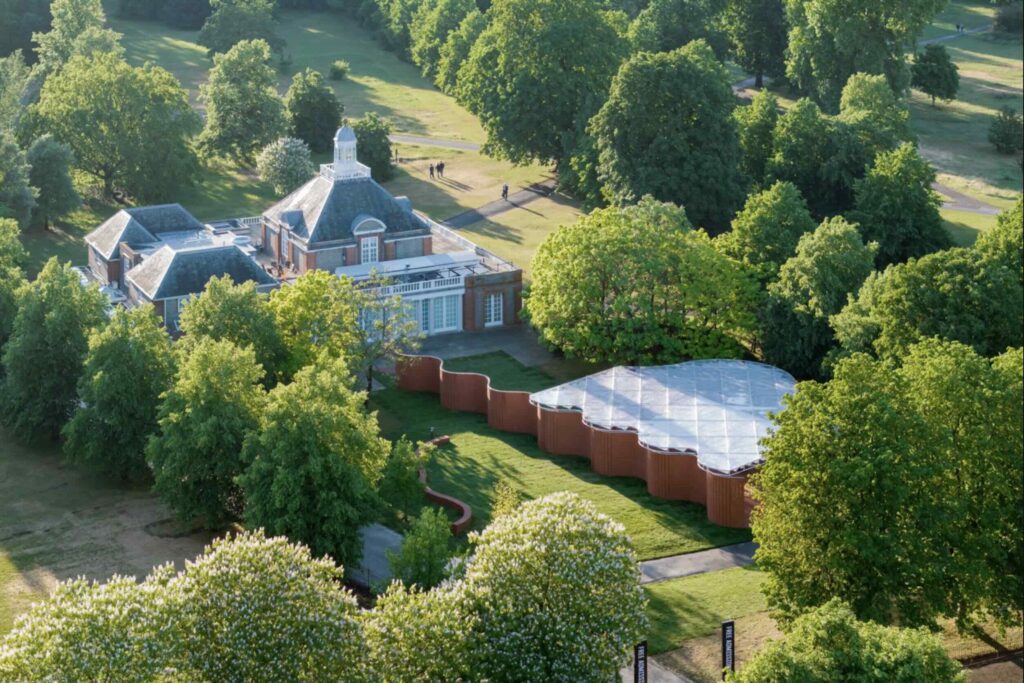 Công trình Serpentine Pavilion bằng gạch uốn lượn của Lanza Atelier sẽ khai trương tại London vào cuối tuần này.