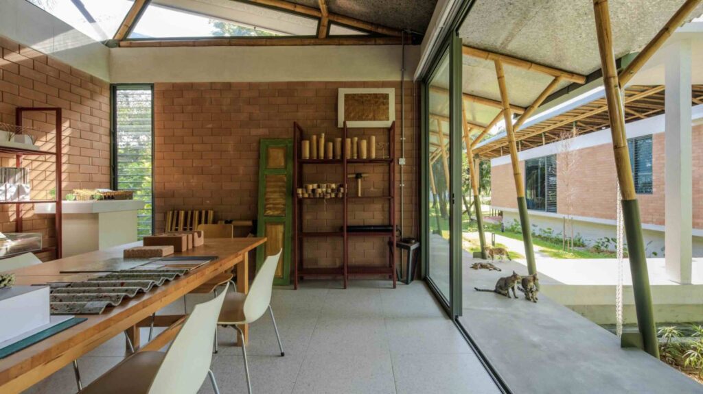 Cửa sổ mái lấy ánh sáng chiếu vào không gian studio