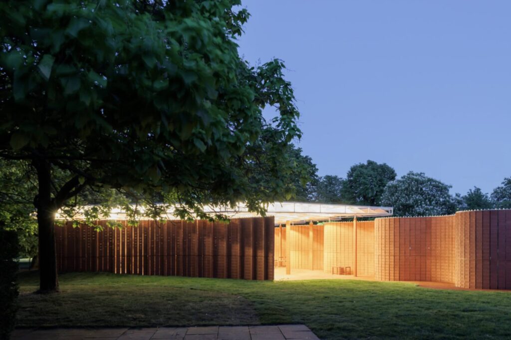 Đây là công trình Serpentine Pavilion đầu tiên được xây bằng gạch.
