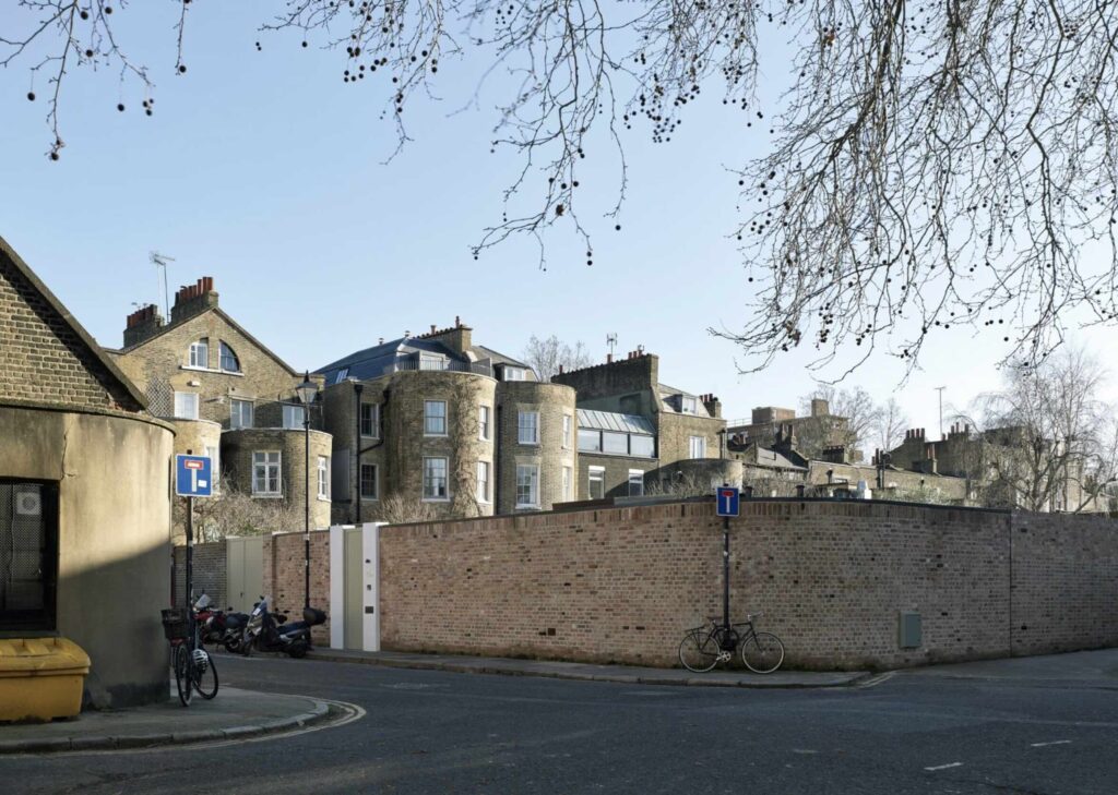 IBLA đã che giấu một ngôi nhà ở phía nam London phía sau những bức tường vườn