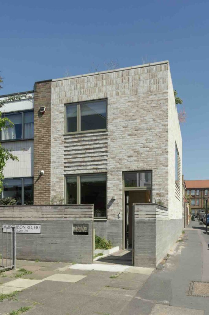 Joe Burke đã hoàn thành một dự án tự xây dựng ở London