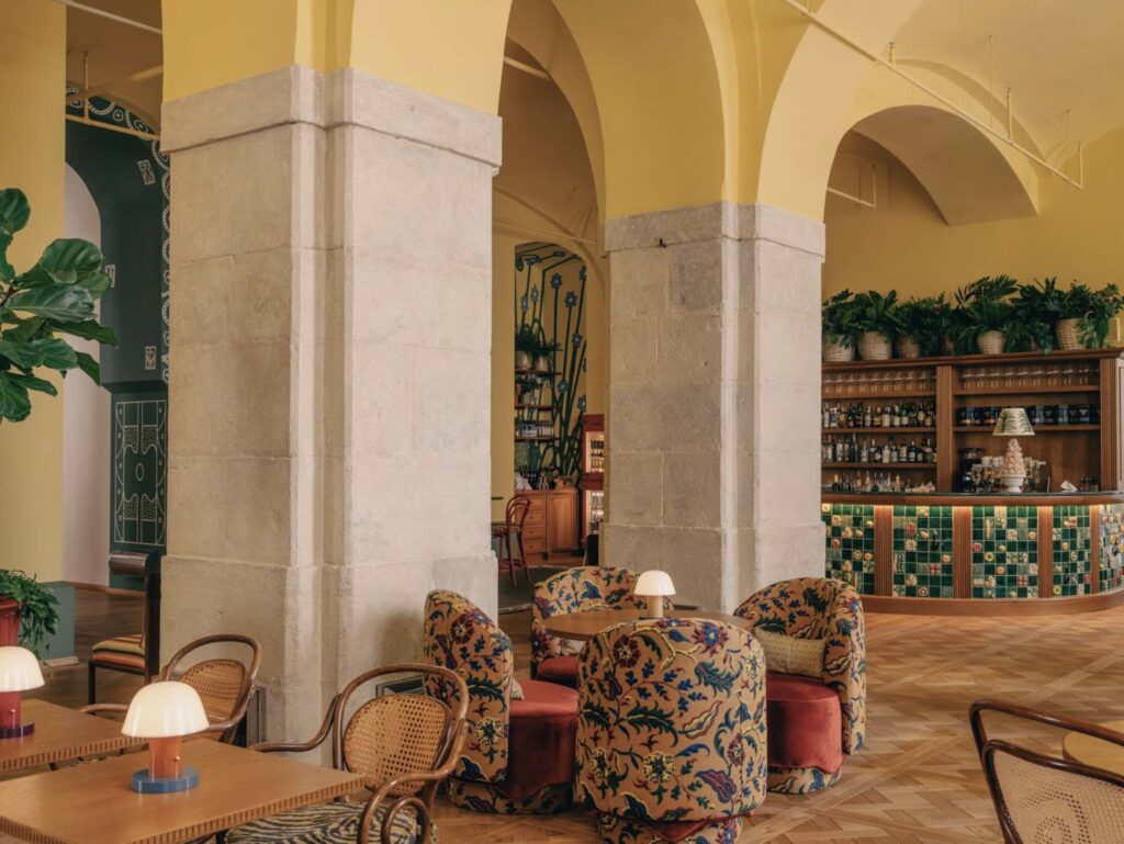 Khách sạn căn hộ Wilde ở Vienna tọa lạc trong một bưu điện cũ. 