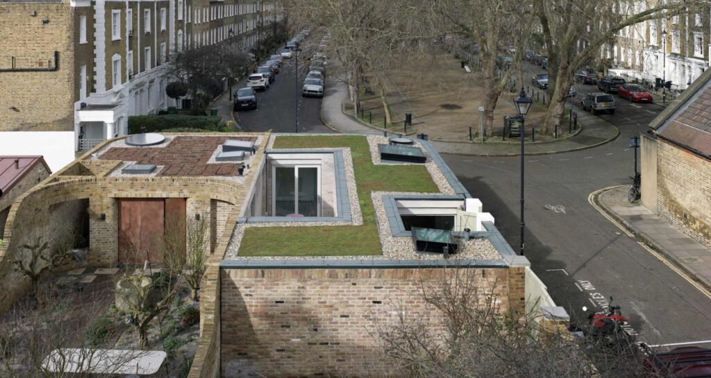 Những bức tường vườn che khuất ngôi nhà nhỏ gọn ở London do Inglis Badrashi Loddo thiết kế