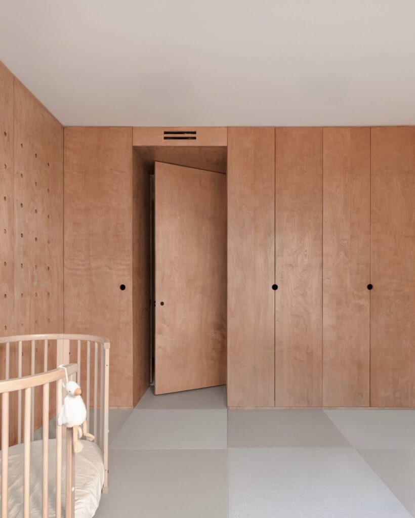 Những tấm chiếu tatami cũng tạo ra một bề mặt mềm mại dưới sàn nhà