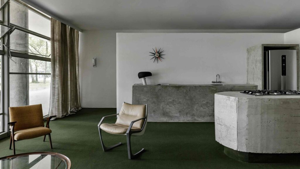 "Trải nghiệm của Brasília" gợi lên khi lắp đặt nội thất tại gian hàng São Paulo của Niemeyer