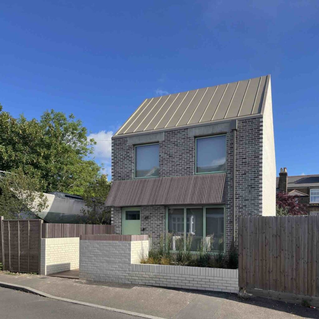 Bricolage đã tự xây dựng một ngôi nhà cho gia đình mình ở London