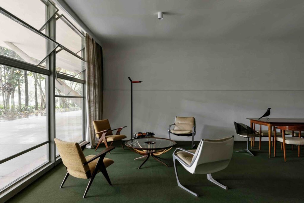 Các bề mặt cong gợi nhớ đến kiến ​​trúc liên bang của Niemeyer, trong khi tấm thảm xanh lá cây lại gợi nhắc đến trụ sở Đảng Cộng sản Pháp của ông ở Paris.