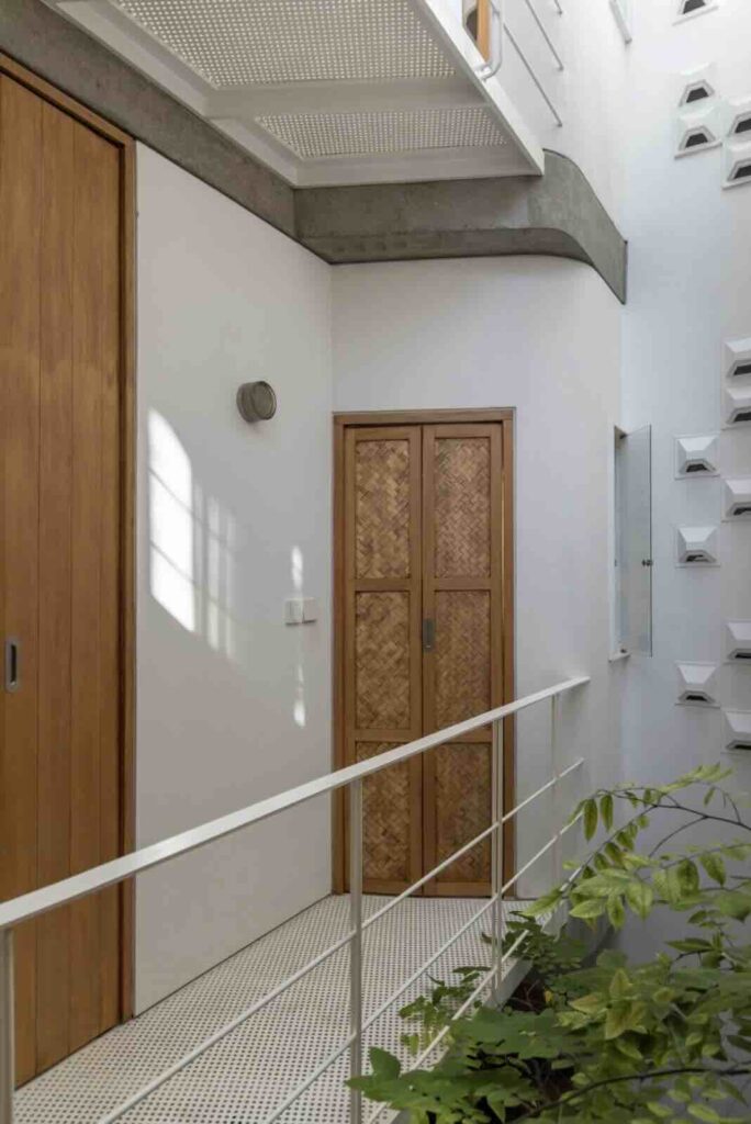 Các lối đi có lỗ thông hơi giúp ánh sáng xuyên qua phần mở rộng