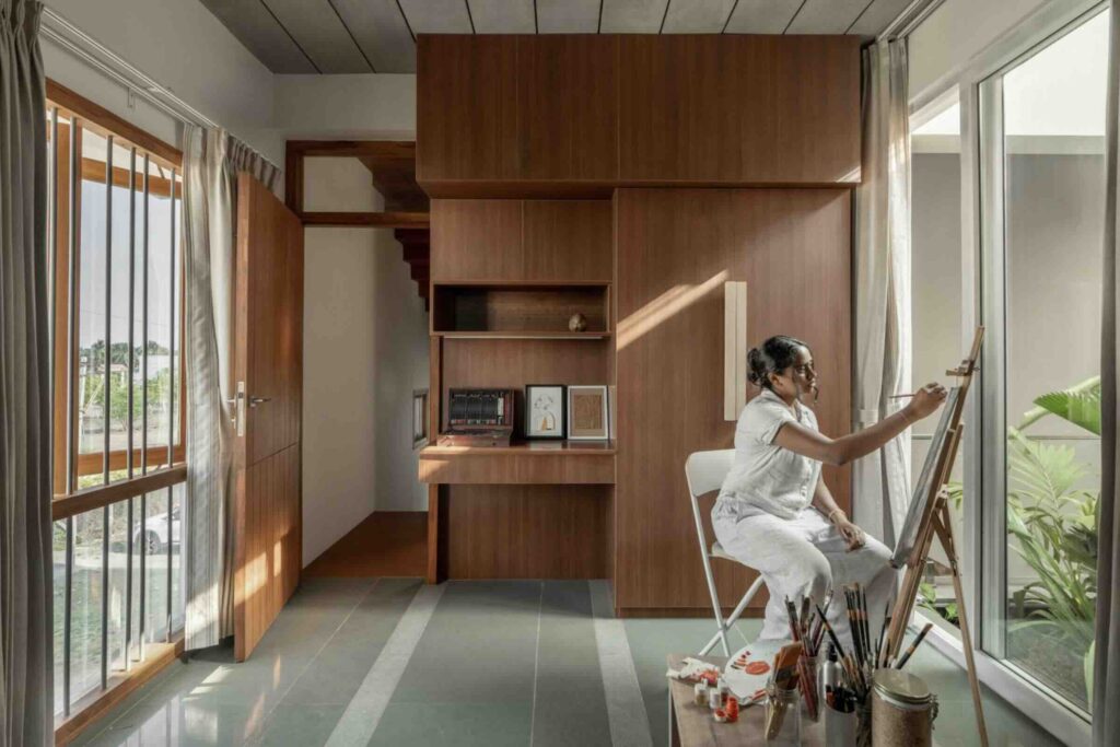 Các sân trong và giếng trời cung cấp ánh sáng ban ngày và thông gió