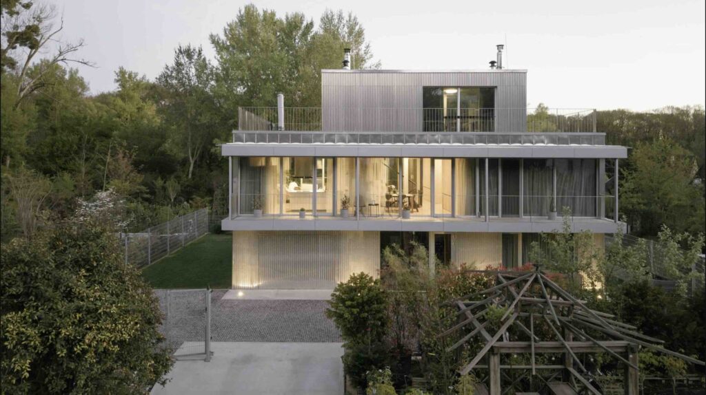 Cechvala Architects bao phủ một lớp nhôm thô dạng sóng cho ngôi nhà ở Bratislava