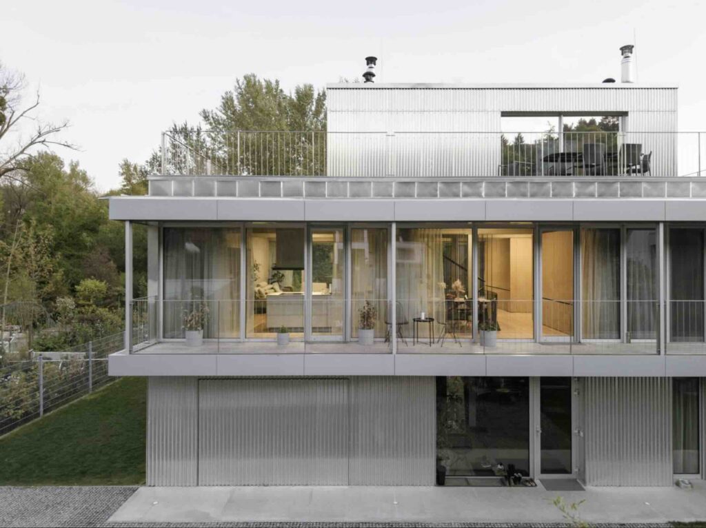 Công ty kiến ​​trúc Cechvala Architects đã hoàn thành một ngôi nhà ba tầng dành cho gia đình tại Bratislava