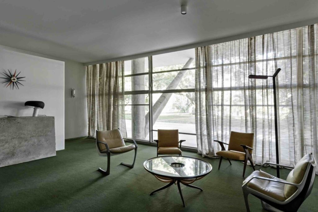 Gian trưng bày Bienal của Niemeyer trở thành một địa điểm để khám phá kiến ​​trúc và không khí của Brasília thông qua đồ nội thất và các yếu tố khác.