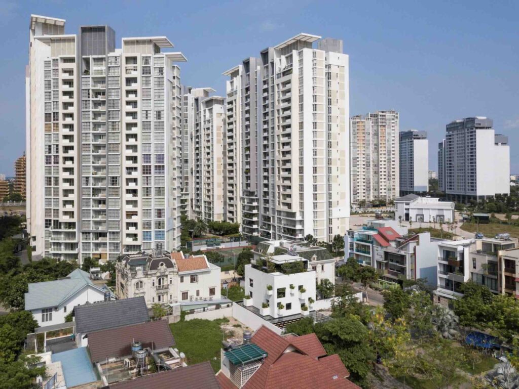 MIA Design Studio trang trí nhà kiểu Việt với những chậu cây nhô ra ngoài