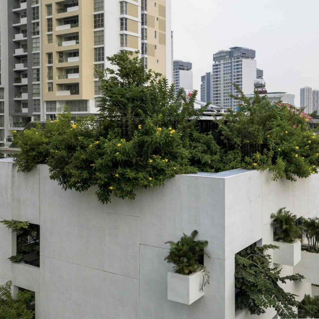 MIA Design Studio trang trí nhà kiểu Việt với những chậu cây nhô ra ngoài