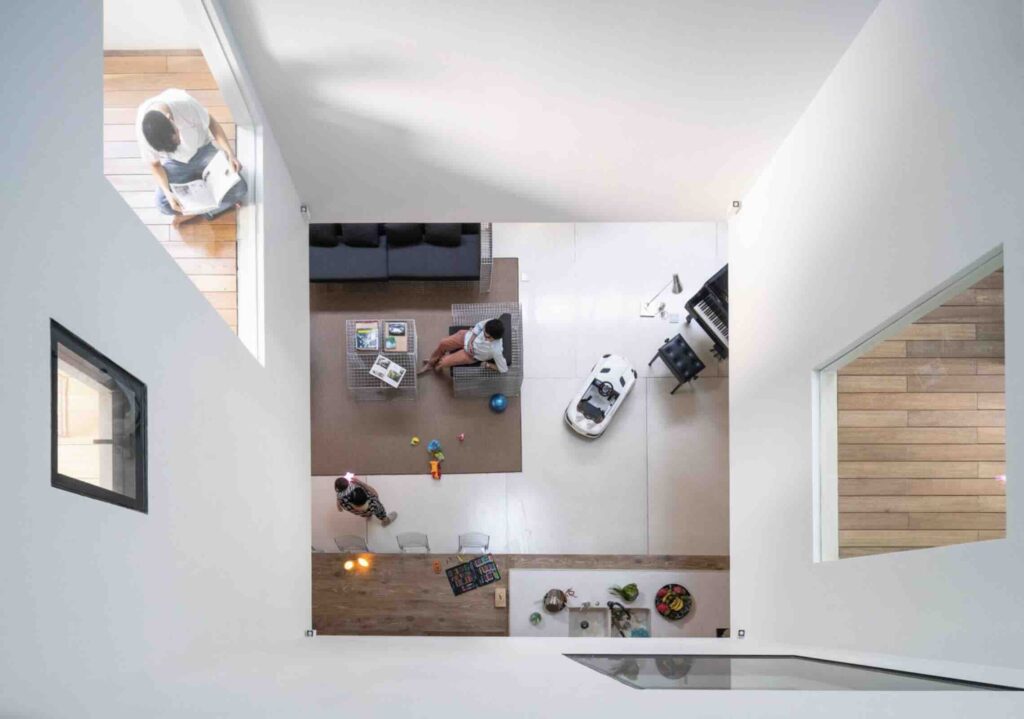 MIA Design Studio trang trí nhà kiểu Việt với những chậu cây nhô ra ngoài