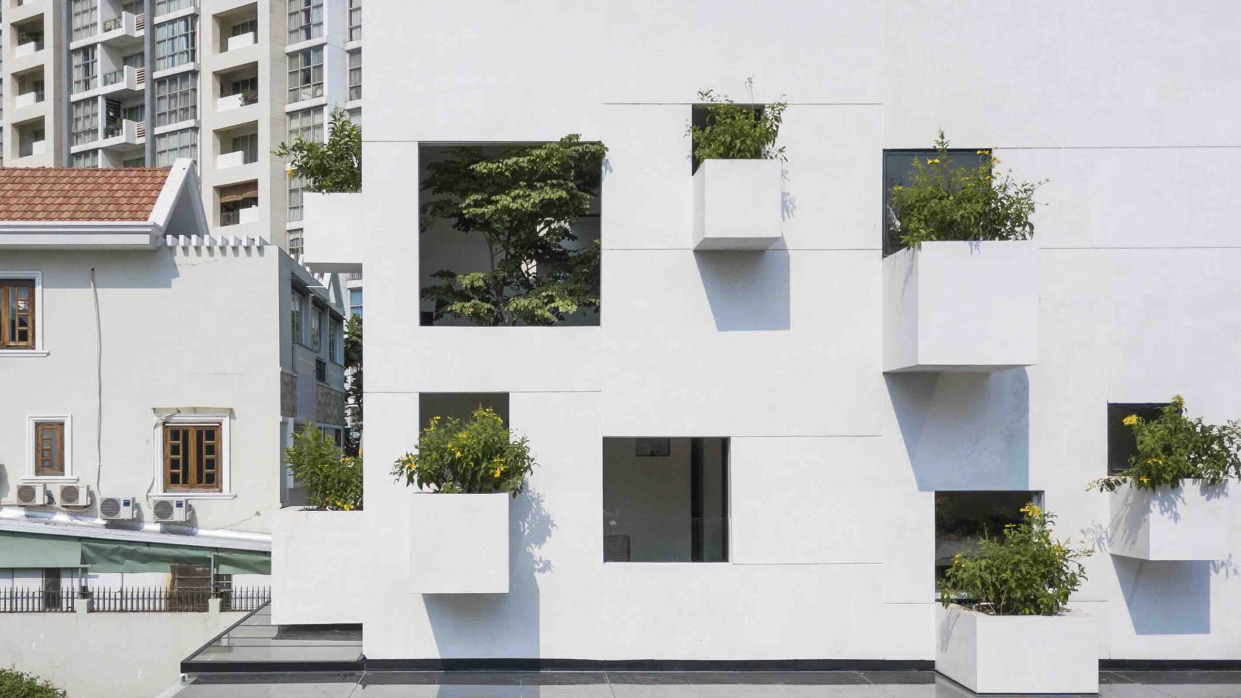 MIA Design Studio trang trí nhà kiểu Việt với những chậu cây nhô ra ngoài