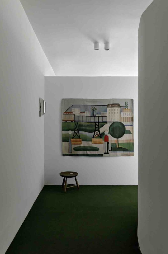 Một bức thảm dệt của nghệ sĩ người Brazil Tarsila do Amaral tô điểm thêm màu sắc cho những bức tường trắng.