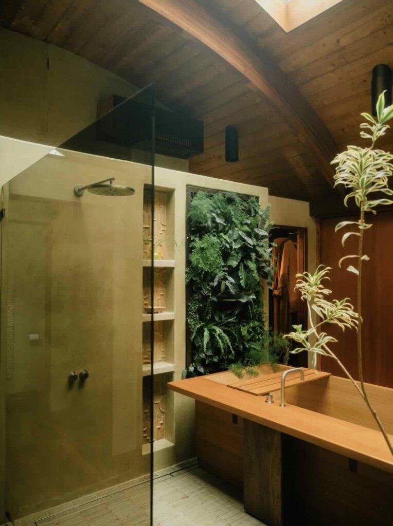 Một bức tường cây xanh đã được thêm vào phòng tắm chính để hiện thực hóa tầm nhìn ban đầu của kiến ​​trúc sư