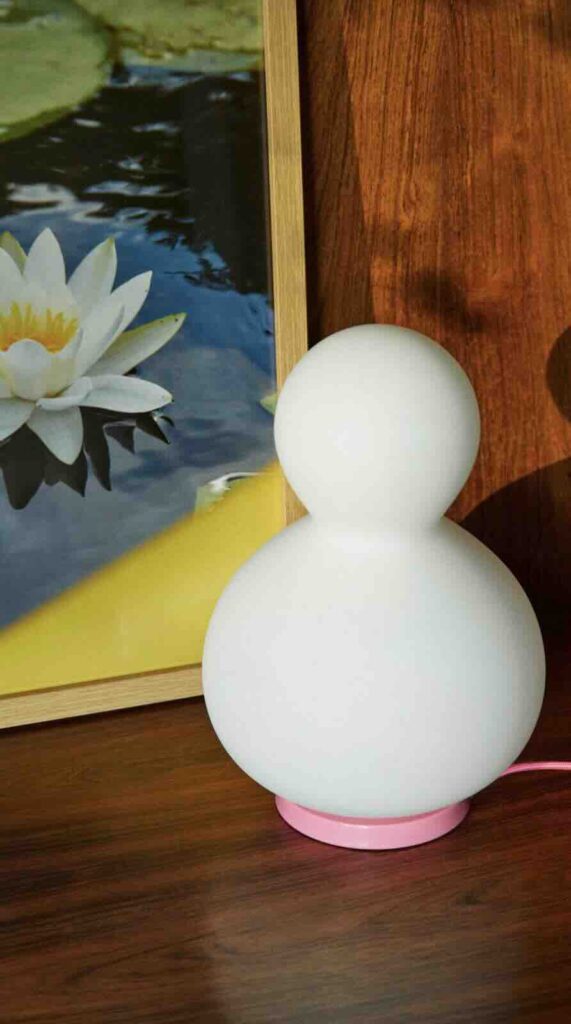 Đèn hình nấm là một trong hai chiếc đèn thuộc bộ sưu tập này
