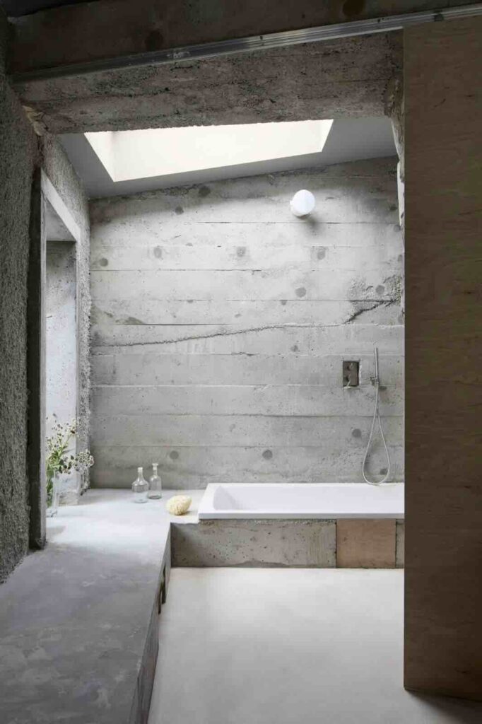 Một phòng tắm nhỏ được khoét vào sườn dốc của địa hình
