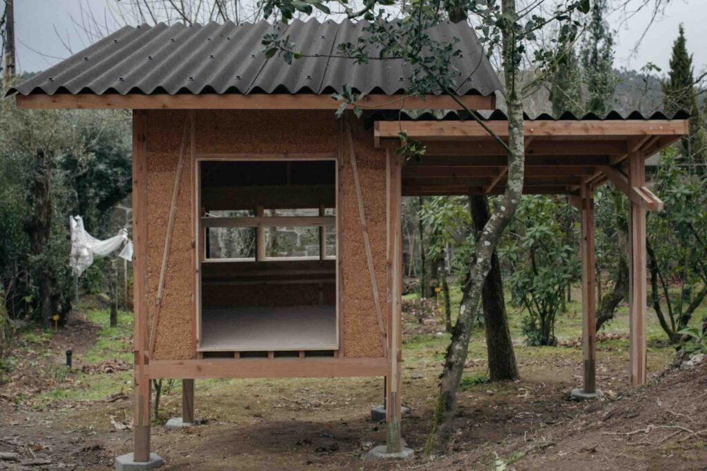 Nó được nâng cao khỏi mặt đất bằng các cột gỗ