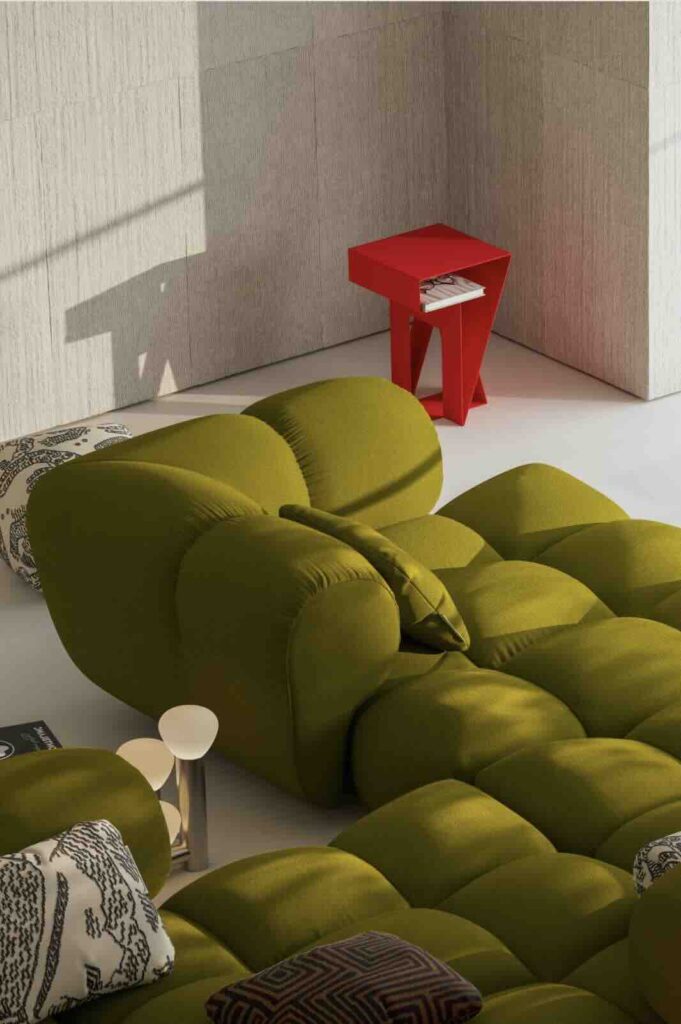 OUT đã nâng cấp chiếc ghế sofa thành một đảo chỗ ngồi độc lập.