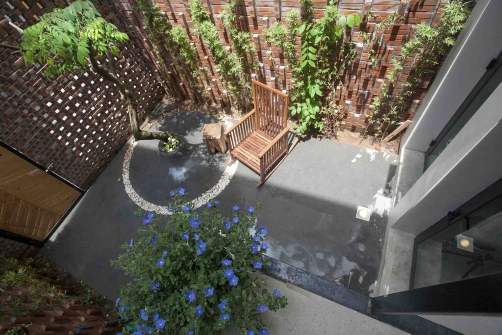 Khám phá giải pháp mở rộng nhà phố 40m2 bằng mặt tiền gạch đục lỗ và thiết kế không vách ngăn độc đáo. Nplus Concept tư vấn xu hướng không gian sống xanh bền vững