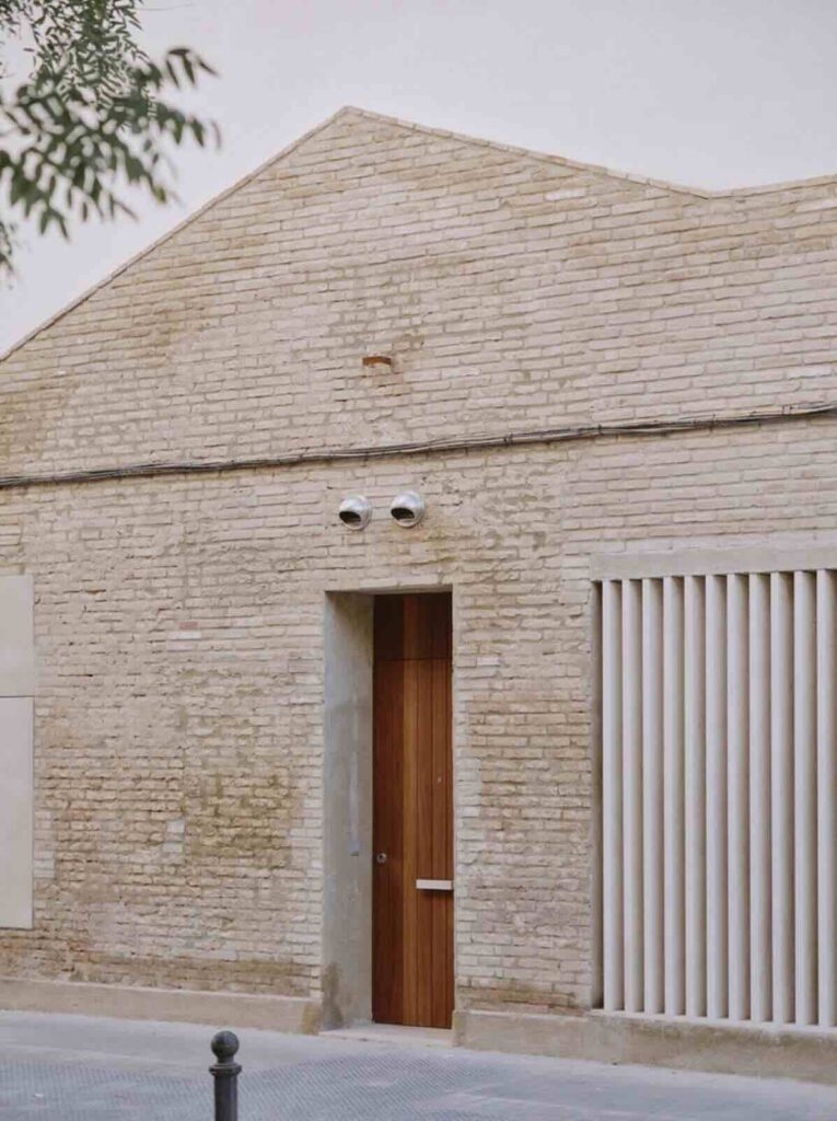 Hãng kiến ​​trúc Iterare Arquitectos đã tích hợp một ngôi nhà vào bên trong phần khung của một tòa nhà cũ ở Tây Ban Nha.