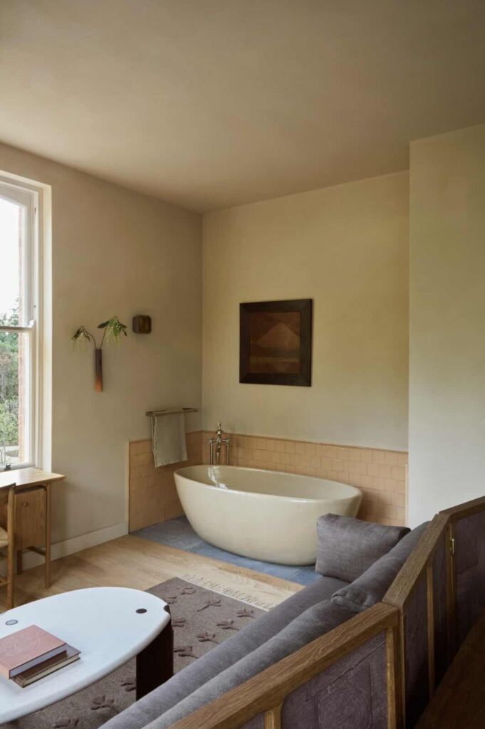 Nghề thủ công và thiết kế nội thất của Ireland đã ảnh hưởng đến thiết kế này.