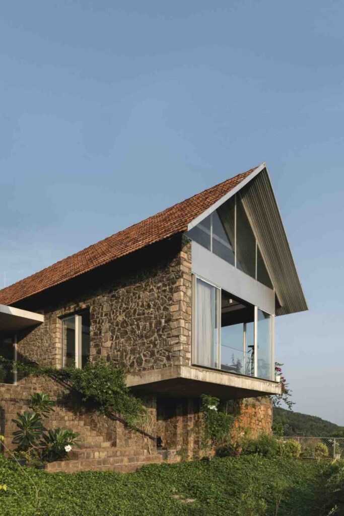 Trang trại nằm trên một sườn đồi dốc ở Kerala.