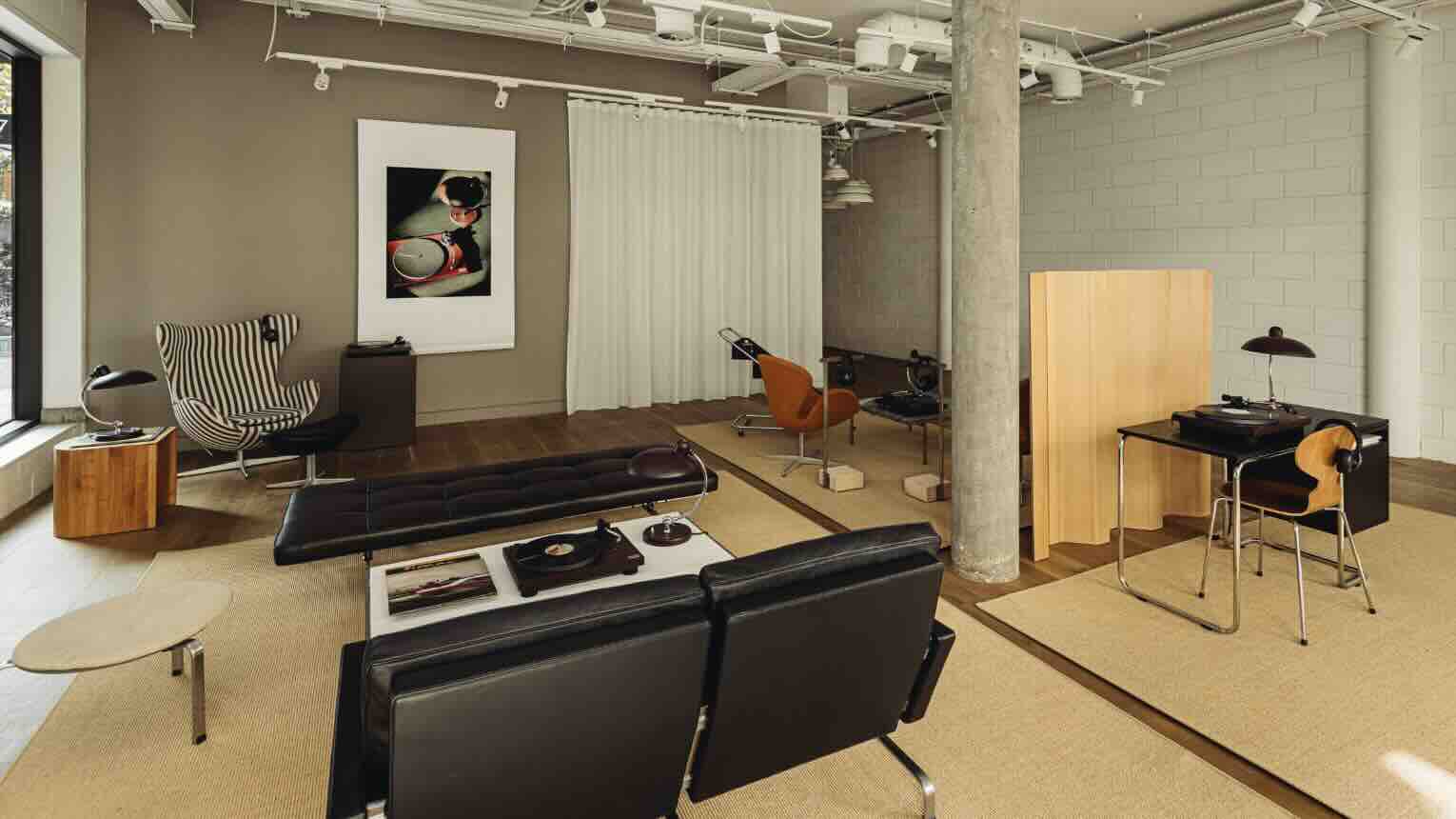 Câu lạc bộ âm thanh Fritz Hansen mời du khách thưởng thức âm nhạc trong không gian nghe nhạc lấy cảm hứng từ trường phái Bauhaus