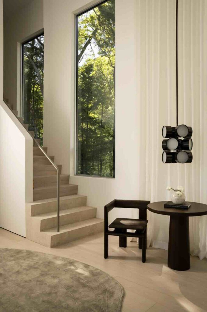 Cầu thang chính dẫn vào nhà đã được di dời và thiết kế lại bằng đá travertine và gỗ tần bì.