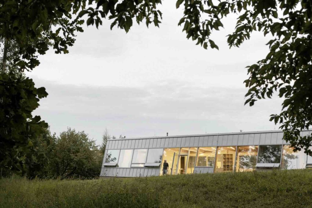 Công ty kiến ​​trúc Papundekl Architects đã hoàn thành một ngôi nhà có mặt tiền nghiêng ở Cộng hòa Séc.