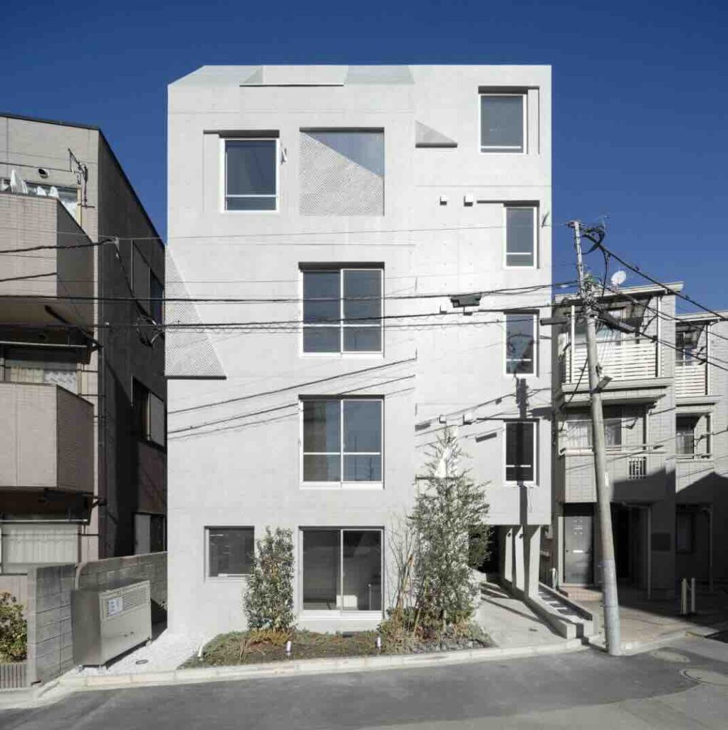 Công ty kiến ​​trúc Ryuichi Sasaki đã hoàn thành một tòa nhà chung cư bằng bê tông tại Tokyo