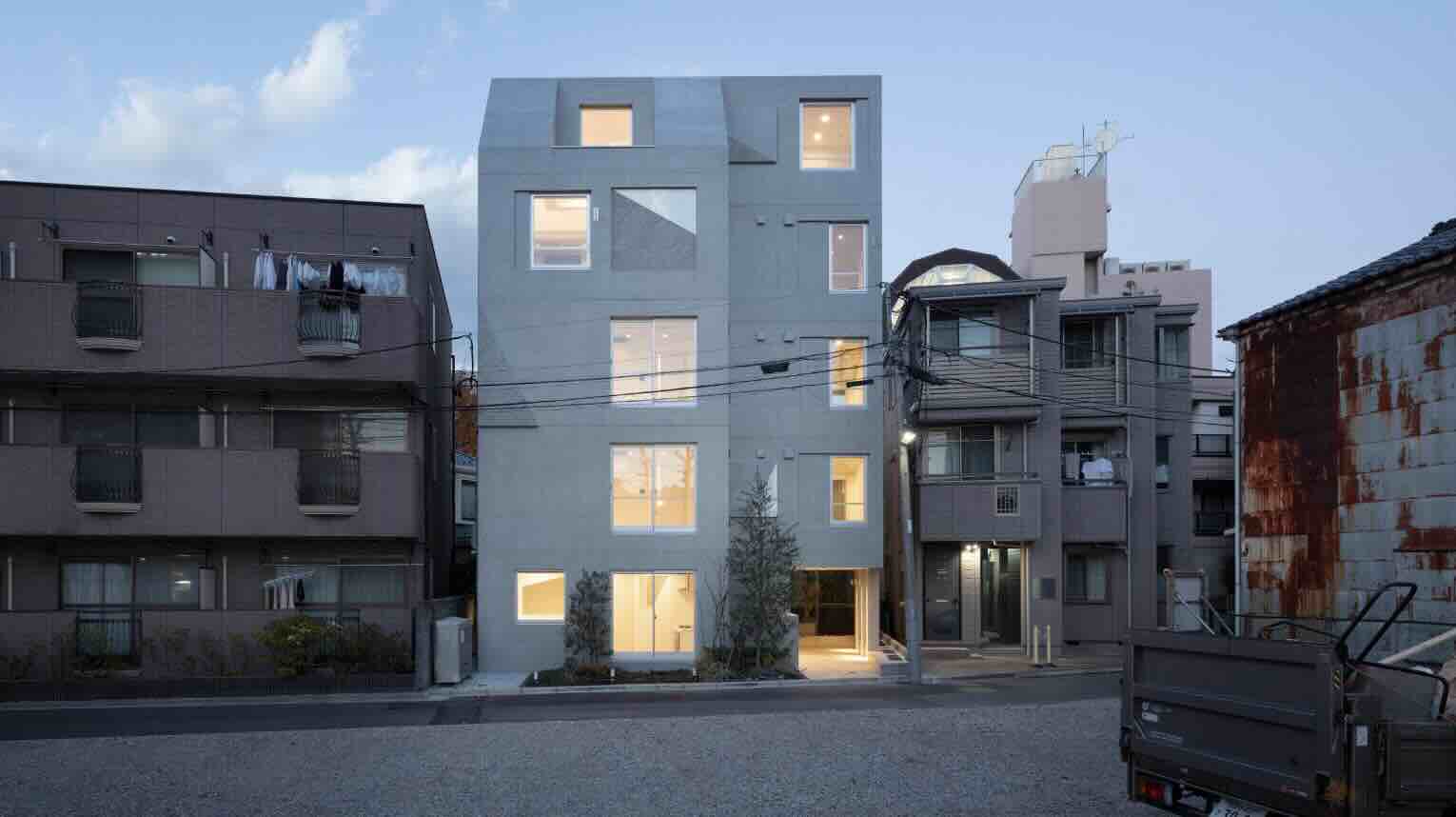 Công ty kiến ​​trúc Ryuichi Sasaki sử dụng họa tiết hình thang cho nhà ở bằng bê tông tại Tokyo